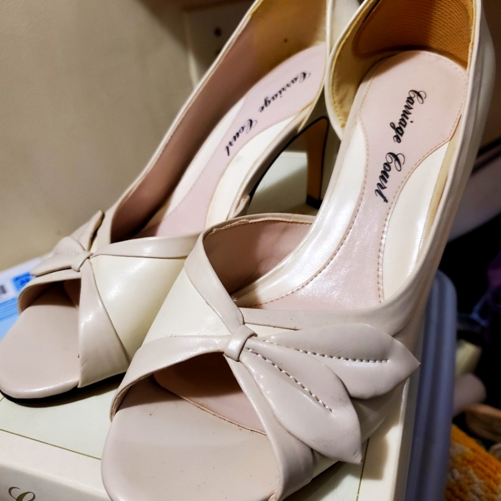 Open toe high heeled shoes, Ivory/Taupe size 7.5.